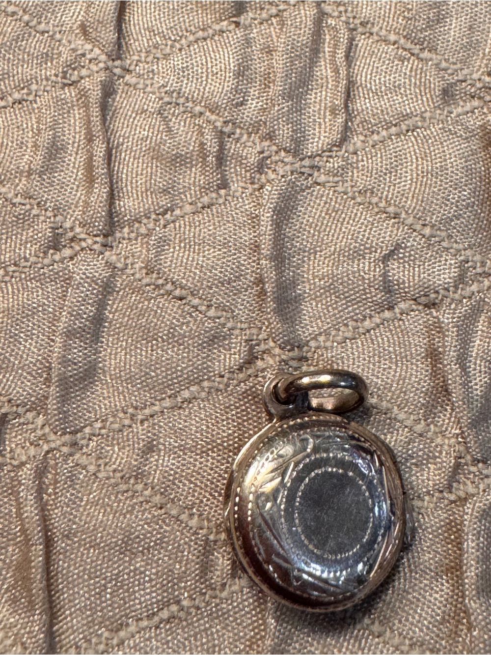 925 Sterling Silver Round Locket Pendant - Silver - Picture 3 of 6